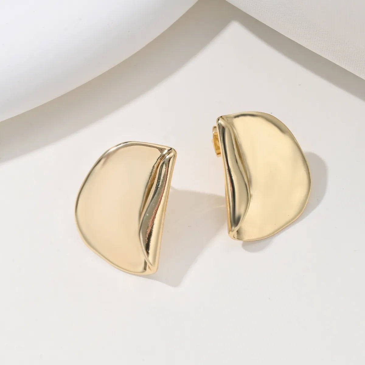 1 Piece Classical Cute Solid Color Asymmetrical Alloy Ear Studs