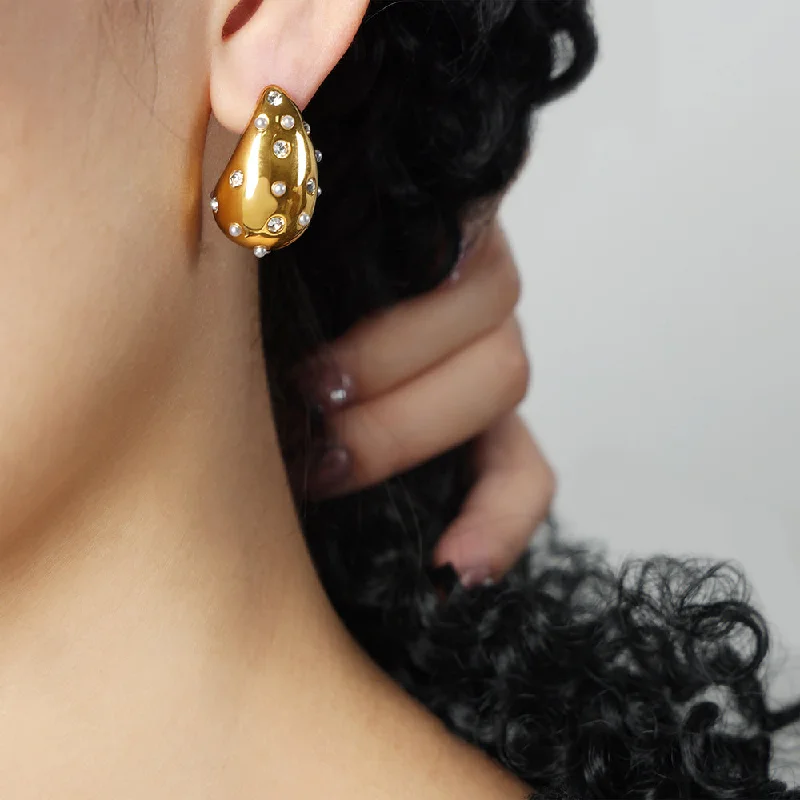 A Pair of High-Gloss Shell Pearls Gold Earrings