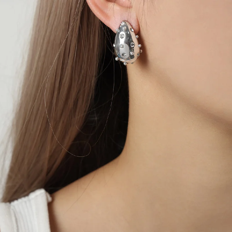 A Pair of High-Gloss Shell Pearls Steel Earrings